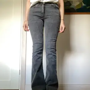 Lågmidjade bootcut jeans från Gina, knappt använda i storlek 34, säljer för jag ej använder dom. Skriv för fler bilder 🥳