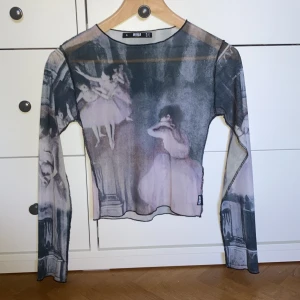 Ballerina meshtop från Minga london - Cool ballerina meshtop från minga london! Typ helt oanvänd, har bara på något vis fått ett litet håll under ena armen. I storlek S. Köpare står för frakt.