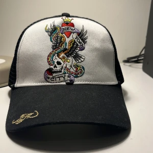 Ed Hardy keps - Tja, säljer denna snygga ed Hardy kepsen. Har använt den 1-5 gånger och tycker inte den passar mig. Väldigt bra skick, som ny bara lite dammig.