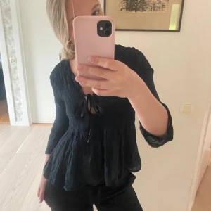 Söt blus  - Säljer denna supersöta blus då den tyvärr inte kommer till användning❤️ Köpt här på Plick💞💞💞 Jag är osäker på storleken, skulle säga XS/S. Förra säljaren sa att den var från ”Odd Molly” men är osäker då det inte står nånstans. Se bild🥰Skriv vid frågor