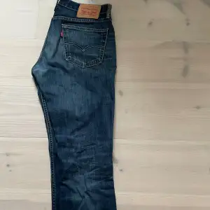 Hej! Säljer mina Levis jeans som jag knappt använt. Modellen är 511 och storlek är W31 L30. 