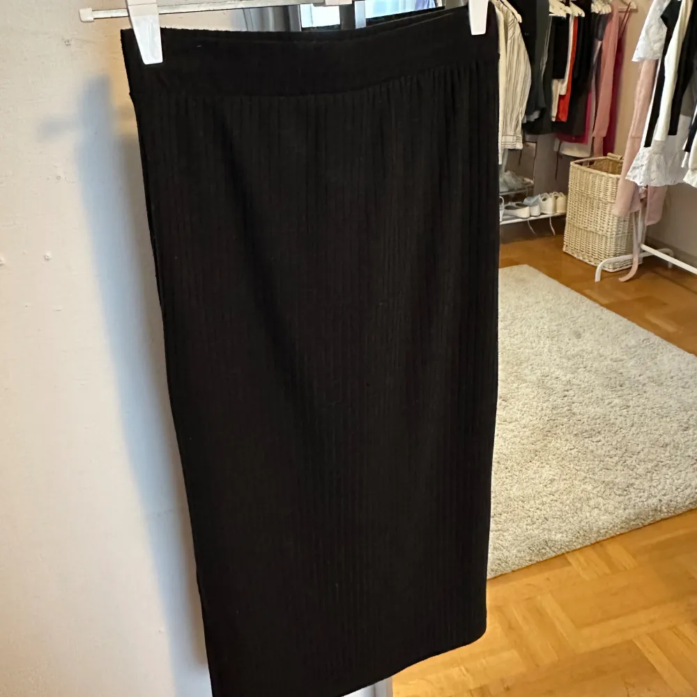 Halvlång kjol från Vero Moda med en liten slits, jag är 173 cm lång 🩷 så fin men tyvärr lite liten på mig. Kjolar.