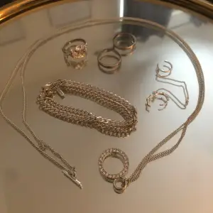 Nu säljer jag dessa fina smycken från pilgrim (3 ringar, 1 armband, 1 halsband och ett öron smycke). Ringarna har en del defekter. Allt kosta tsm ca 2 000kr. ⭐️🫶🏻