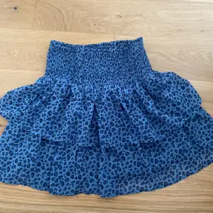 Säljer denna fina kjol! Man kan både ha den som en topp men även som kjol! 