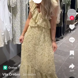 Populära och slutsålda klänningen vimone - Intressekoll på min helt nya oanvända vimone klänning från vila som e helt slutsåld köpte den för 670 med frakt så vill få mer än det.