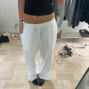 Vita lågmidjade linnebyxor - Superfina lowwaisted linnebyxor, aldrog använda utan endast prövade!  Storlek S