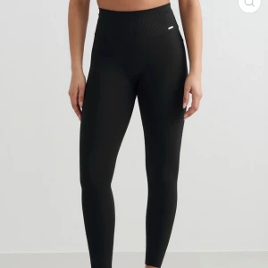 Amin tights - ”Black Ribbed Seamless Tights” från amin. Använt en gång. Storlek xs. Köpta för 600 säljer för 340. 