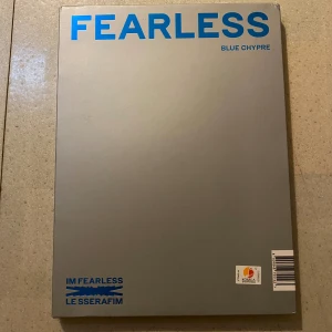 Lesserafim Album Fearless vol 2 - PC SPOILER PÅ SISTA BILDEN!! Album med allt innehåll inkluderat. Lite skråmor på fodralets öppning annars fint skick på allt❤️ Skriv vid intresse