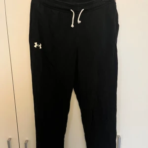 Under armour  - Träningsbyxor, mjukisbyxor, överdragsbyxor. Funkar till allt. Aldrig använda. 