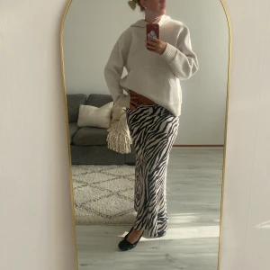 Zara - Creme vit stickad hoodie från Zara, aldrig använd alltså nyskick! Storlek M, sann i storlek. Perfekt till dig med S som vill ha lite oversized! 💋💋💋