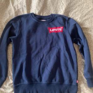 Marinblå Levis tröja i bra skick passar både tjej & kille (äkta)