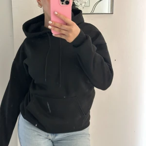 svart hoodie - helt i nyskick inga defekter alls