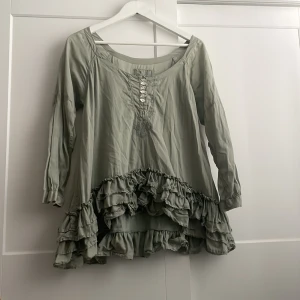 Säljer en grön blus för den kom inte till användning. - Säljer en grön blus för den kom inte till användning. Man kan använda den till sommaren och vintern :) 