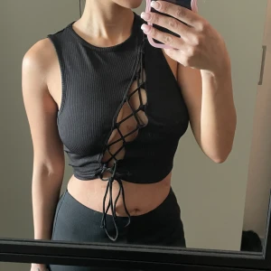 Croptop  - Croptop med öppning vid bysten