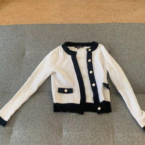 Kofta med silverknappar - Säljer då den är för liten 