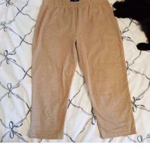 Trekvart leggins guld glitter strl 38 - Trekvart leggins guld glitter strl 38 De står 36 men dom är stora i strl