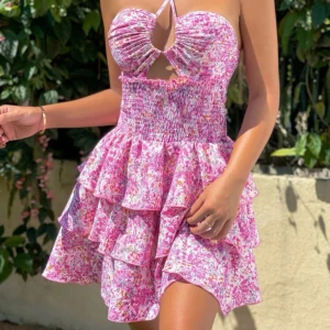 Rosa klänning - Den supertrendiga sommarklänningen som syns på hela tiktok!💕Köpte två för var osäker på storlek, helt nytt skick oanvänd.  så snygg till sommaren💕Storlek S, 99kr+frakt (66kr) sista bilden är egen! Väldigt många är intresserade, buda i kommentarerna🙌🏼