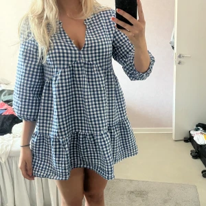 Zara klänning - Supersöt klänning från Zara som inte finns att köpa längre! Perfekt till sommaren! Den är aningen kort för mig som är 173 och har därför inte använt den så mycket… nypris 400🩷