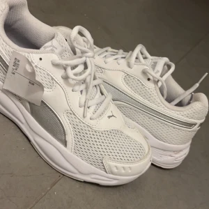 Puma skor  - Helt nya vita puma skor. Storlek 39