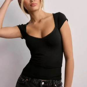 Topp från nelly - säljer min jättefina svarta topp ifrån nelly, använd en gång. klicka gärna på köp nu 