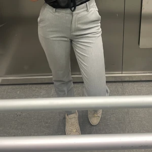 Kostymbyxor  - Säljer dessa kostymbyxor som jag inte vill ha längre, haft dem bara en gg o de är super sköna o fina 32-34