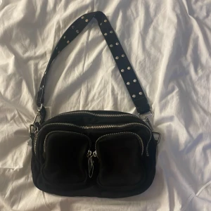 En Ginatricot väska - Säljer min Ginatricot väska. Den är ganska använd och några tecken på det. Därav priset🩷