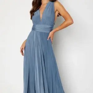 Hej, säljer denna fina balklänning från bubbelroom🥰 Endast använd en gång och är i nytt skick. Klänningen har band som går att knyta på olika sätt för att ge klänningen olika utseenden. Köptes för 1300kr o säljs för 600kr. Skriv om ni har frågor💖💖