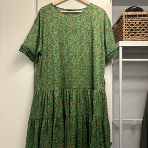 Somrig klänning - Fin somrig klänning, använd ett fåtal gånger.