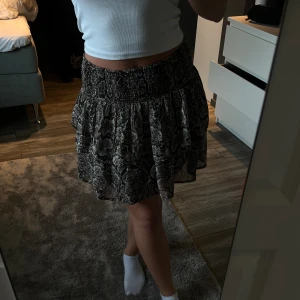 Leopard kjol - Leopard kjol från Kappahl, säljs inte längre. Köpt på barn avdelningen storlek 170, men passar xs-s. Aldrig använd, då det inte är riktigt min smak