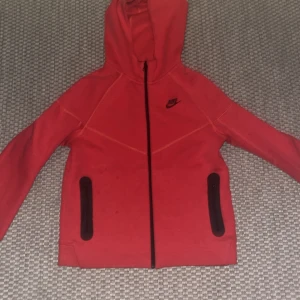 Röd Nike tech. - En röd Nike Tech som aldrig används, är för stor på mig därför säljer jag den. Fick den i julklapp så har inget kvitto. I affär kostar den 1099 men här för 700. 