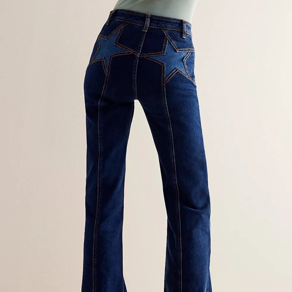 Säljer superfina jeans från free People köpt i London för inte så länge sen, dem är i modell firecracker och färg Texas tux som man ser på tredje bilden, dem är mid waist med boot cut, köpta för 2200kr, skriv om du har fler frågor<3❤️. Jeans & Byxor.
