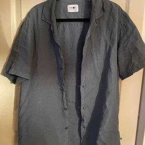 Kortärmad NNO7 skjorta - En väldigt skön och snygg kortärmad skjorta till sommaren. Den är knappt använd bara några enstaka gånger pågrund av att den inte passar mig. Ord pris 1200kr från NK.