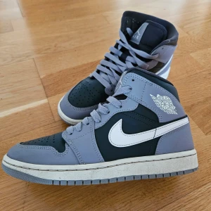 Air Jordan 1 Mid strl 37,5 - Snygga Jordan One Mids i fint skick. Sparsamt använda och väl omhändertagna. |Nypris:3000kr| Mitt pris:1499kr| I originalkartong. 