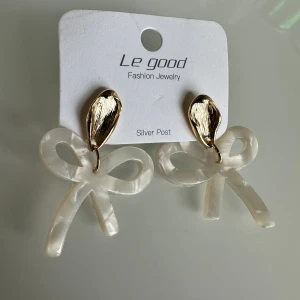 Örhängen  - En vacker klassisk serie som är elegant och stilren ✨ . Du bär dessa fina örhängen både till vardag och fest och är också en fin och uppskattad present