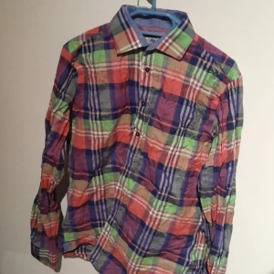 Randig skjorta - En randig skjorta med olika färger.