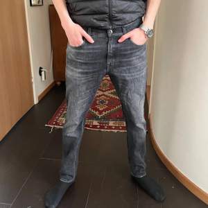 Säljer mina Tiger Of Sweden jeans i den populära modellen ”Pistolero”. Superfint skick, inga defekter eller skavanker. Färgen är grå svart. Nypris är ca 1600 och modellen på bilden är ca 180 cm lång. Storlek 30/32. Hör av er vid intresse💙 Mvh