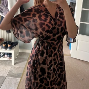 Leopard klänning  - Säljer denna leopard klänningen, den är helt ny med prislappar, storlek xs-s men skulle passa m med 💕köpt på NA-KD💕 nypris: 400kr