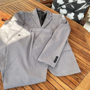 Lindbergh kostym - Fin nästan ny ljusgrå kostym. Lindbergh. Perfekt till skolavslutningen eller studenten 