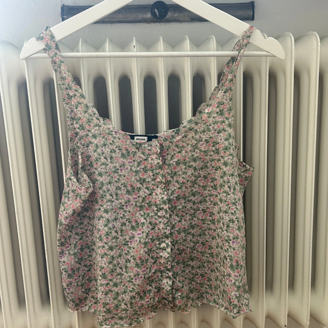 Blommig linnetopp från Bik Bok