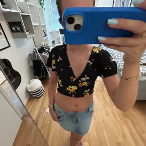 Sommar topp 🩷🩷 - En supersöt, blommig topp med knyte!! Toppen är i ett toppen skick, perfekt till sommare nu när man är brun!! 🥰