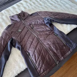 Uhip 365 Hybrid Jacket i färgen raisin brown. Storlek 36. Använd ca 3 gånger pga fel storlek. Nypris, 1 395 kr