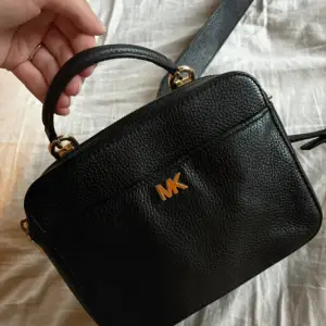 Jättesöt crossbody bag från MK med guldiga detaljer💕Använd några gånger, originalpris på Zalando 1755 kr. Skriv om du har några frågor eller vill ha fler bilder, har fler men det går max att lägga ut 5.🫶🏻Det går att skicka egna prisförslag också👍🏻