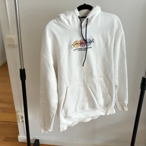 Vit hoodie från Jack and jones - En vit hoodie från Jack and Jones i stl L Är i andvänt skick