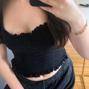 Linne - Strukturerat svart linne, använd ungefär 4 gånger , fint skick, mycket stretch🤩 Passar Xs och S