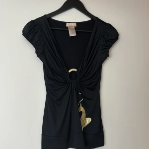 baby phat tröja - super fin baby phat tröja med rhinestone detaljer🤍den sitter jätte fint men har inte kommit så mycket till användning ‼️(kan inte skicka bild på då den inte passar mig)‼️