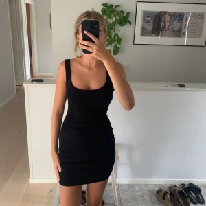 Svart klänning zara - Svart zaraklänning med djup rygg, helt oanvänd med lappen kvar.