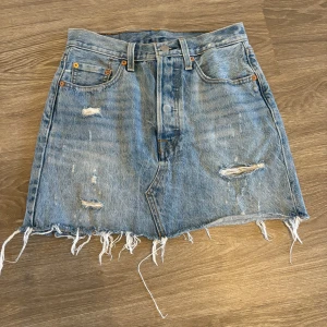 Levis kjil - Levis kjol, knappt använd storlek 24