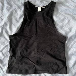 Svart croppad top - Svart croppad top från HM, oanvänd
