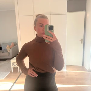 Polotröja - Stilren polotröja från Cubus, snygg att styla som den är eller under kavaj. Bra skick! 