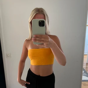 Bandeau topp - Bandeau topp från Gina Tricot i storlek small, helt oanvänd.